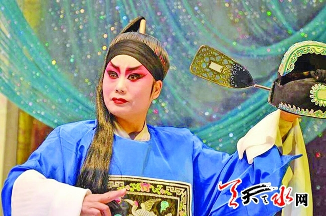 霞光放异彩 舞台展风姿 记武山县秦剧团秦腔小生演员管小霞