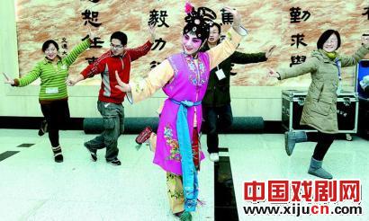 交大戏曲社学生也爱学秦腔