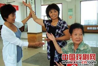 银川市秦腔剧团演员走进兴社区为秦腔爱好者进行指导