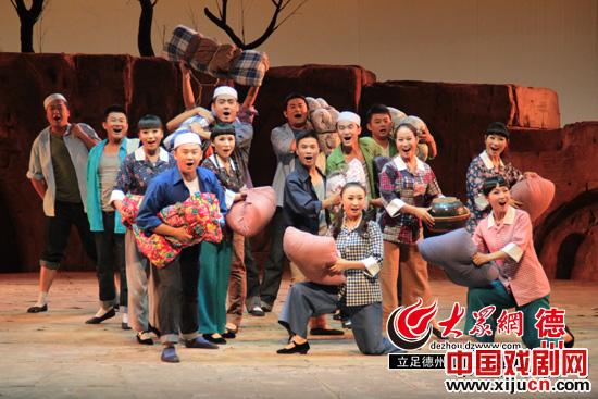 新编秦腔现代剧《花儿声声》在德州首演