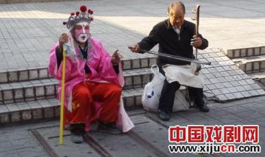 盛装秦腔&ldquo;名角&rdquo;惊现深圳街头卖唱乞讨
