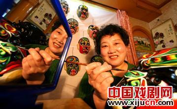 蔚绵绵绘制&ldquo;秦腔脸谱&rdquo;