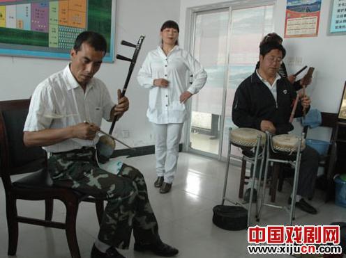 隆胡村秦腔剧社上演《墙头记》、《安安送米》等经典剧目