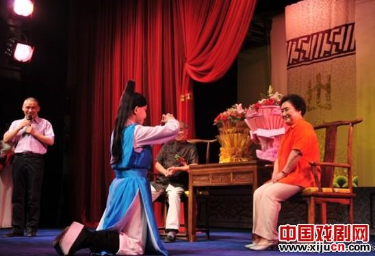 青年演员杨升娟拜师秦腔艺术大师李爱琴暨青春版《周仁回府》首演式