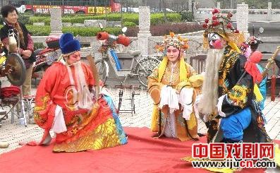 退休戏剧演员义务表演秦腔