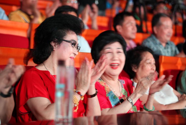 两位京剧艺术大师喝彩