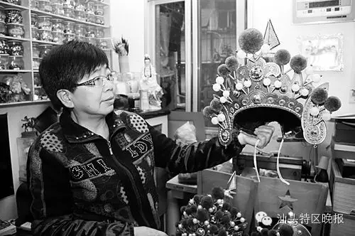 潮剧盔头舞台上的精致行头