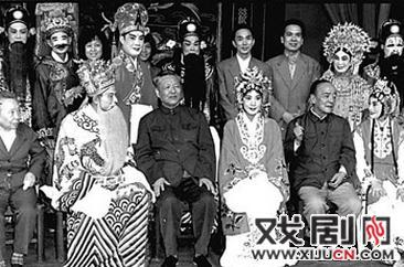 广东潮剧院一团在广州友谊剧院演出《春草闯堂》，时任广东省委书记习仲勋、省长杨尚昆与潮剧演员合影留念