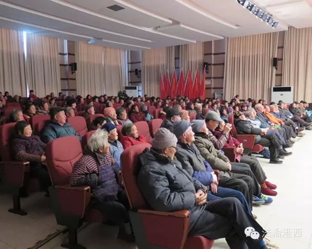 大型法治文艺滑稽戏《孝在何方》热闹上演