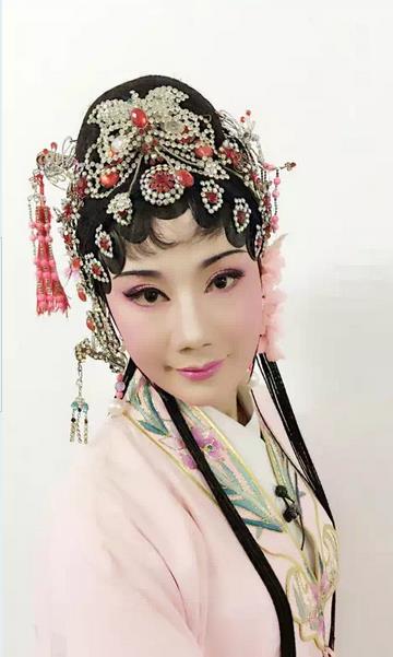 著名女演员汤丽娟转型首次执导《金花女》圆满成功