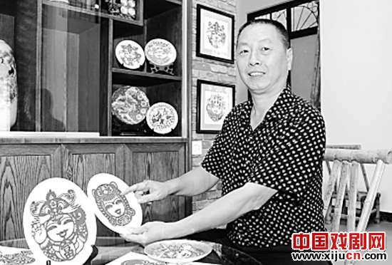 美术大师吴伟雄让潮剧人物飞上瓷盘