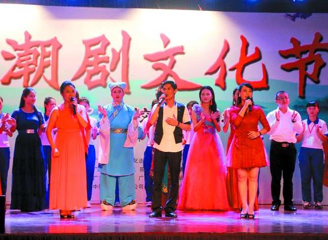 潮剧表演艺术家姚璇秋与学生、戏迷同台献唱