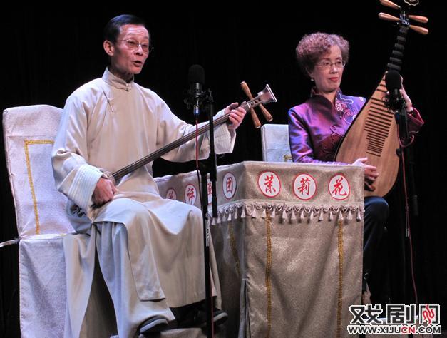 王萍唱,余霓伴,王萍是忠实的评弹爱好者