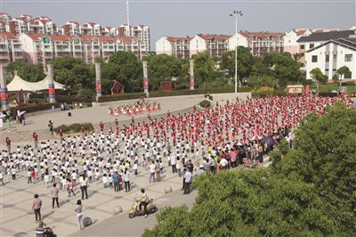 央视拍摄千名幼儿表演评弹