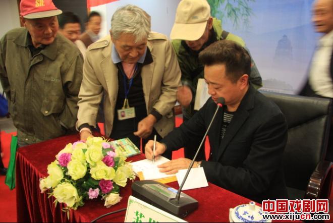 袁小良现场签名