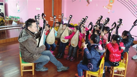 评弹名家袁小良等人现场指导评弹娃娃表演