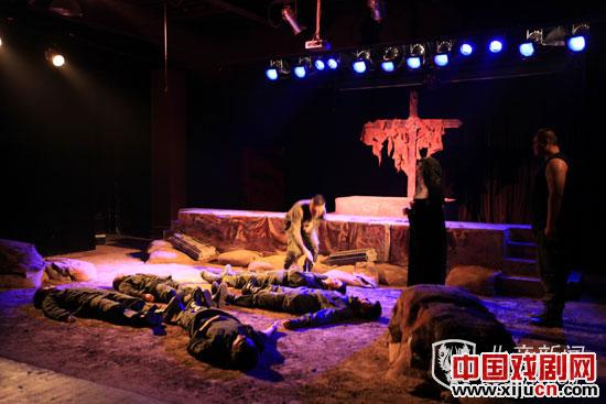 大型话剧《灵魂拒葬》上演