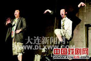 话剧《两只狗的生活意见》笑动大连观众