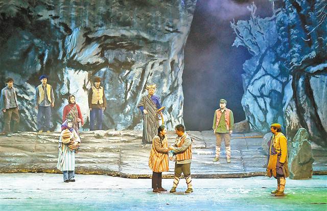 话剧《独龙天路》在渝上演