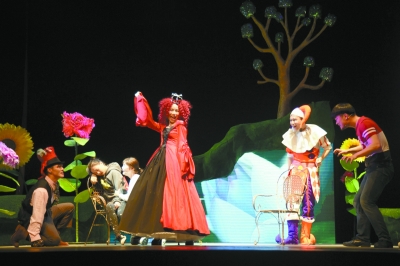 首部合伙人话剧《爱丽丝梦游仙境》在湖南省话剧院排练厅彩排