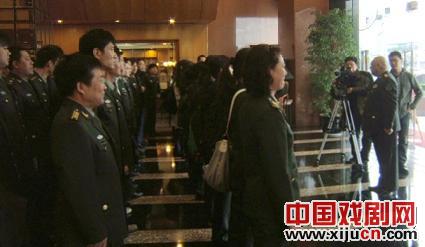 解放军总政话剧团艺术家清明祭扫红岩革命英烈