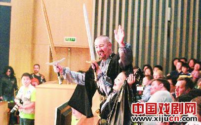 国外朋友在中国成立的&ldquo;青岛国际戏剧团&rdquo;演出《罗宾汉》