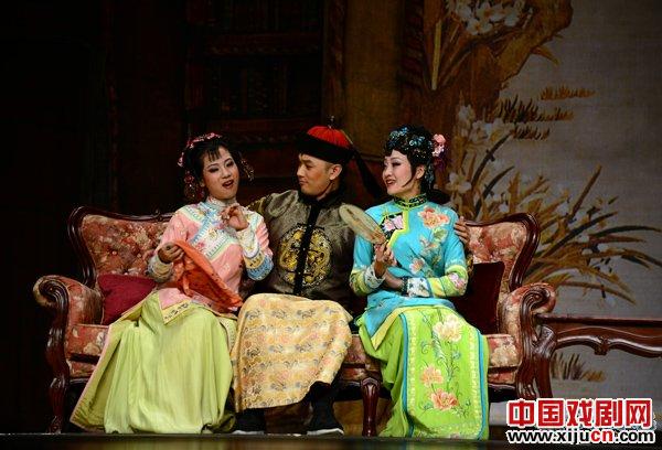   刘晓庆主演的话剧《风华绝代》剧照