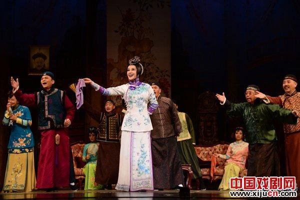   刘晓庆主演的话剧《风华绝代》剧照