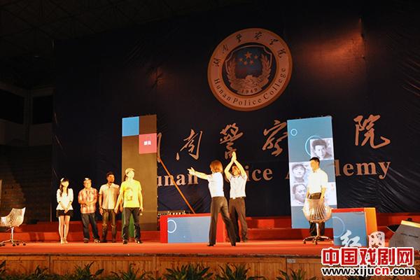 话剧《偷偷爱》火爆上演