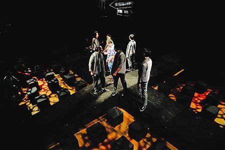 沪话剧《观&middot;众》使观众成为舞台主角