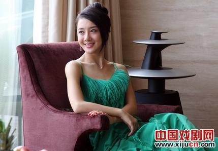 李依晓上演话剧《我爱桃花》