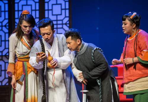 何云伟京味儿话剧《我不是保镖》呆萌扮&ldquo;劫匪&rdquo;