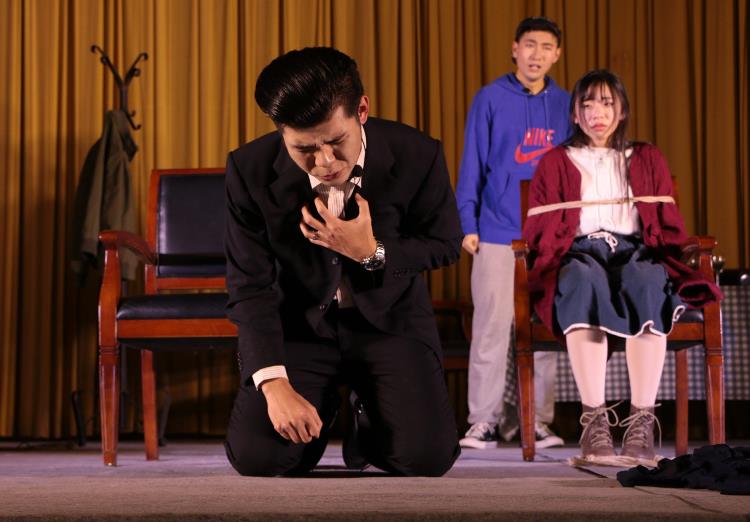 翔宇剧社原创话剧《山蓝》上演