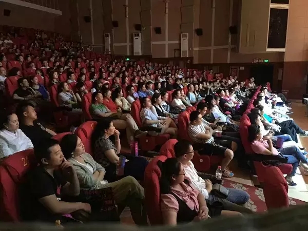 话剧《隐婚男女》首演 叫好又叫座