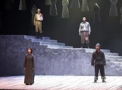 由南京艺术学院师生共同打造的原创话剧《殇城》首演