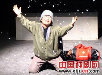 日本观赏话剧《归来的老奶奶》在哈尔滨上演