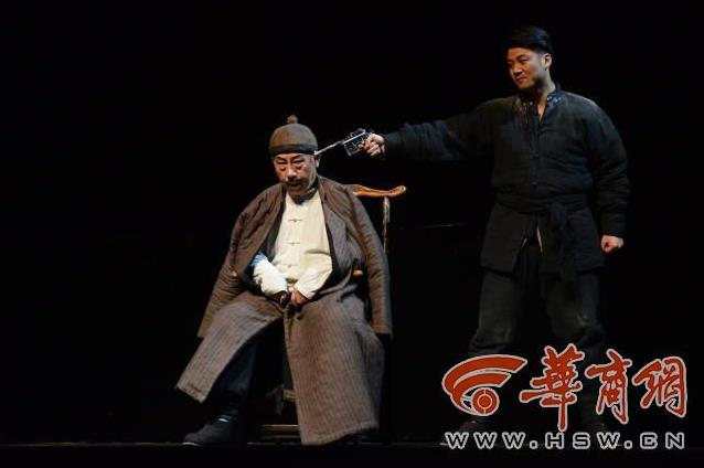 观看话剧《白鹿原》硬汉王建房落泪