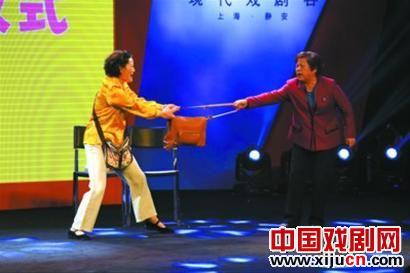 柏万青自编自演《柏阿姨的上班路上》获奖