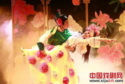 话剧《牡丹亭》成为&ldquo;全国戏剧文化奖&middot;2011小剧场优秀戏剧展演季&rdquo;的开幕戏