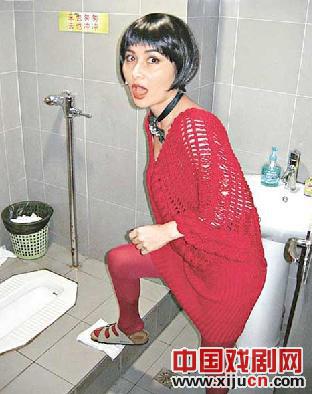 富家女何超仪拍话剧之余自荐洗厕所
