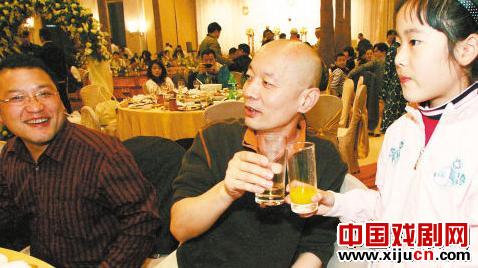 葛优，吴京等演员当亲友代表坐火车去喝话剧演员喜酒