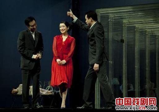 秦海璐携话剧《红玫瑰与白玫瑰》亮相北大