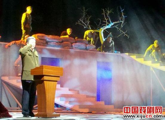 观摩话剧《信仰》彩排