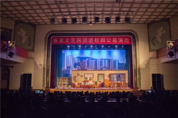 话剧《家事》走进校园