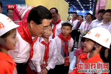 金帆话剧团师生参加六一主题教育活动