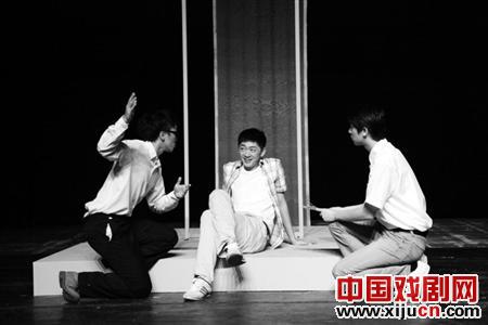 话剧《见证&mdash;&mdash;青春之门》上演