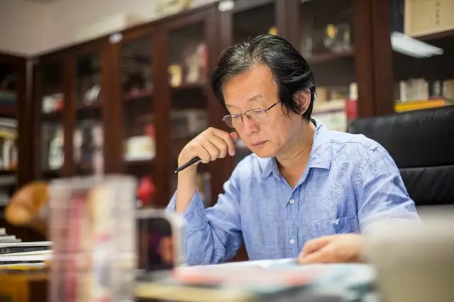 王晓鹰：话剧圈难得没触过电的大导演