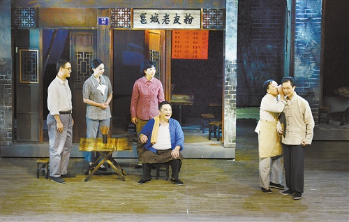 大型方言话剧《水街》首演