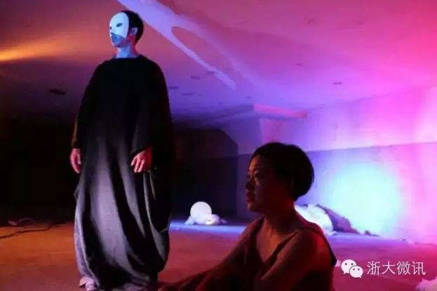 话剧《在大蟒的肚子里》明晚上演