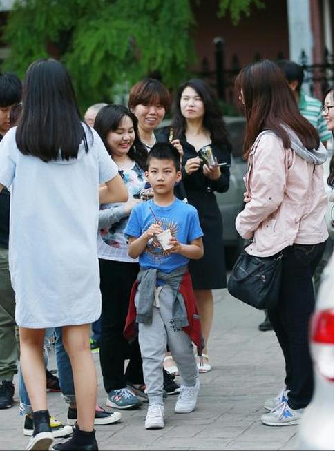 康康现身看老爸演话剧 霸气点评胡军演技：很好